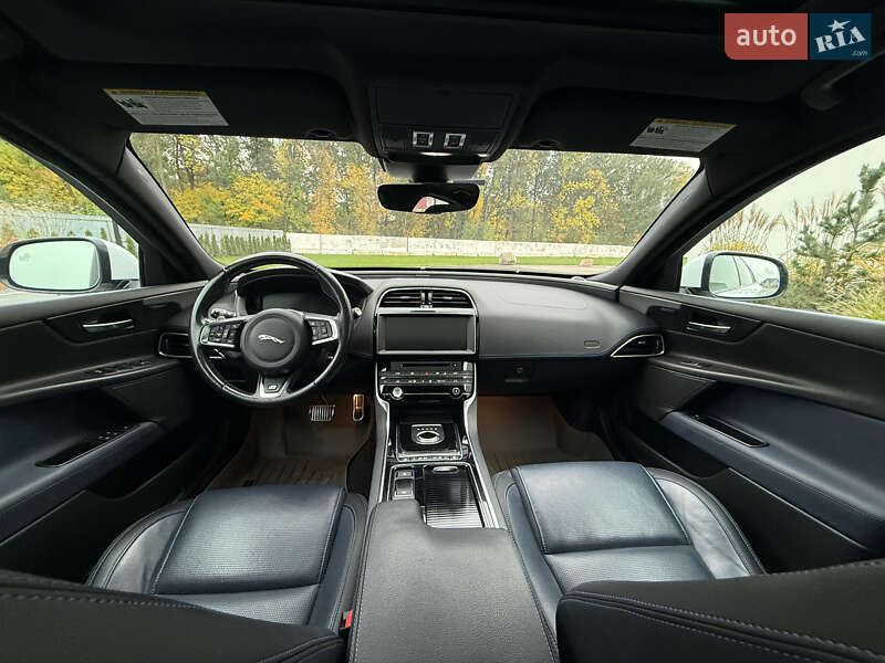 Седан Jaguar XE 2019 в Луцке