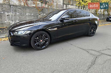 Седан Jaguar XE 2019 в 