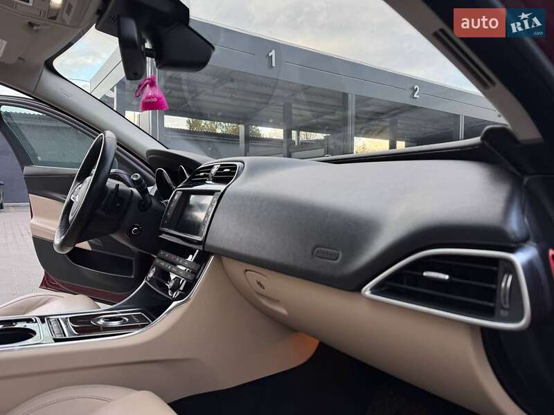 Седан Jaguar XE 2017 в Житомирі