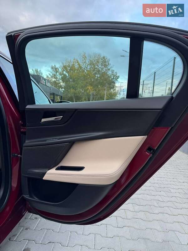 Седан Jaguar XE 2017 в Житомирі