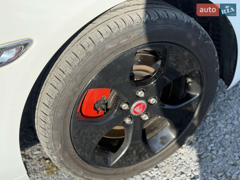 Седан Jaguar XE 2017 в Рівному