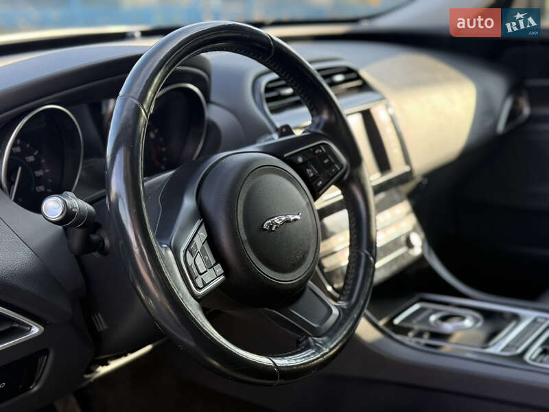 Седан Jaguar XE 2017 в Рівному