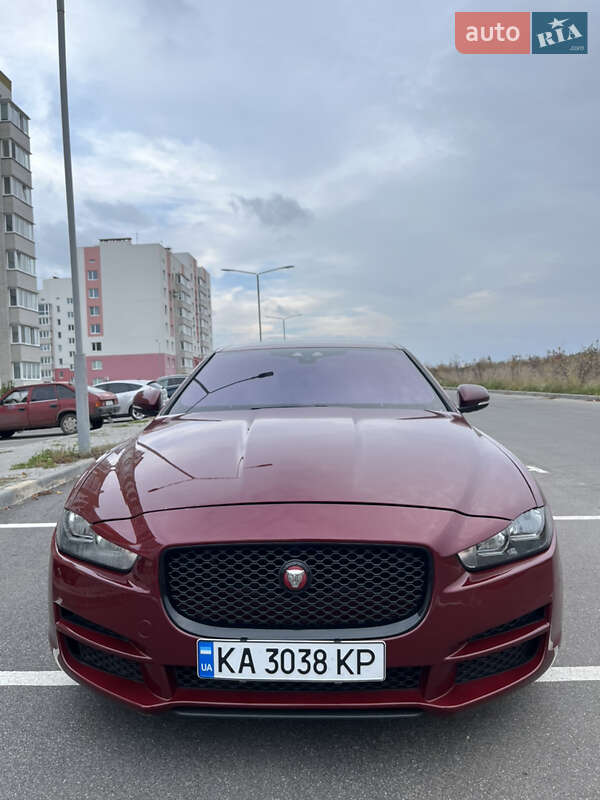 Седан Jaguar XE 2016 в Виннице
