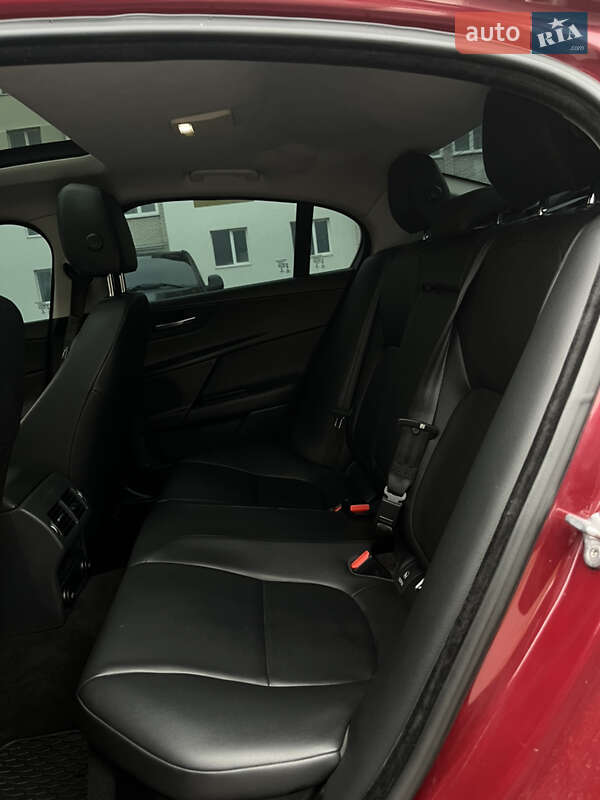 Седан Jaguar XE 2016 в Виннице