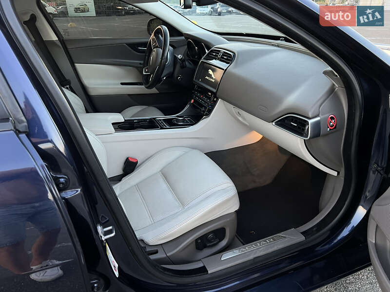 Седан Jaguar XE 2016 в Киеве