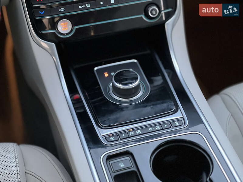 Седан Jaguar XE 2016 в Киеве