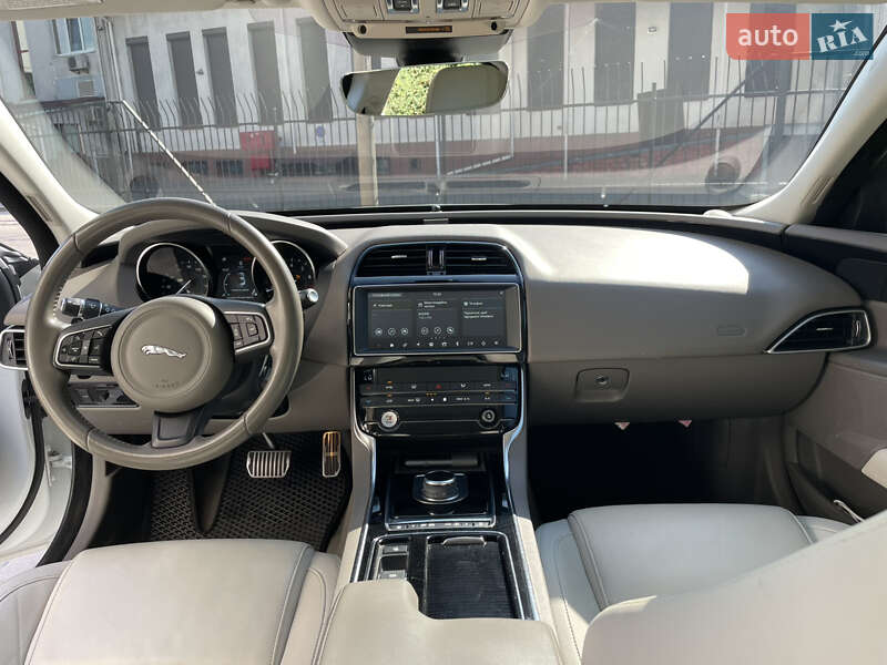 Седан Jaguar XE 2018 в Києві фото 15 Седан Jaguar XE 2018 в Києві