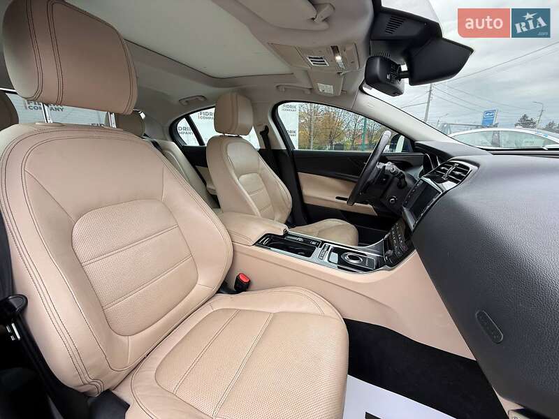 Седан Jaguar XE 2018 в Луцке