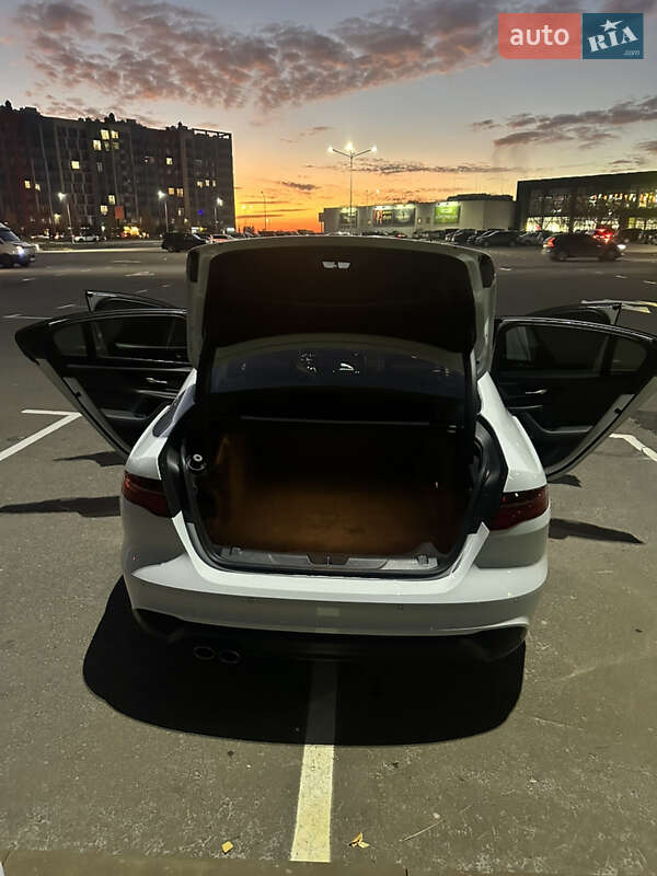 Седан Jaguar XE 2020 в Киеве