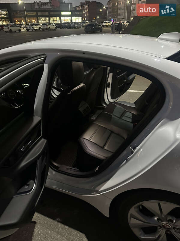 Седан Jaguar XE 2020 в Киеве