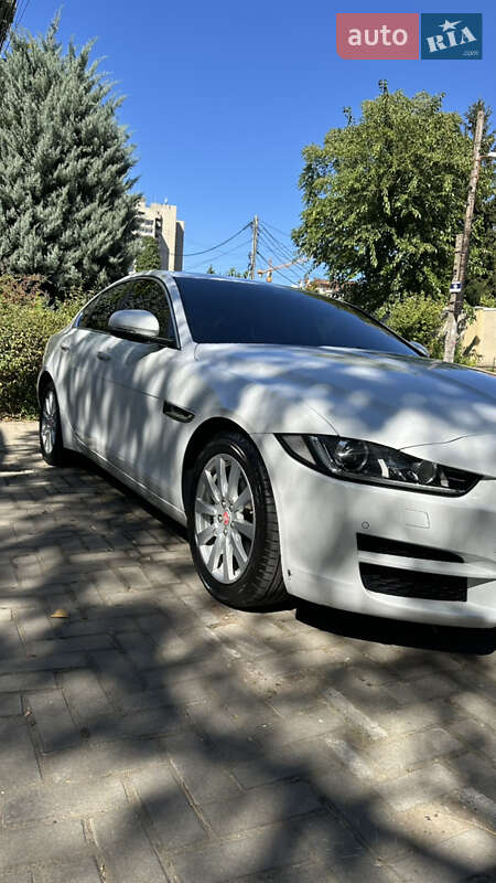 Седан Jaguar XE 2015 в Одесі
