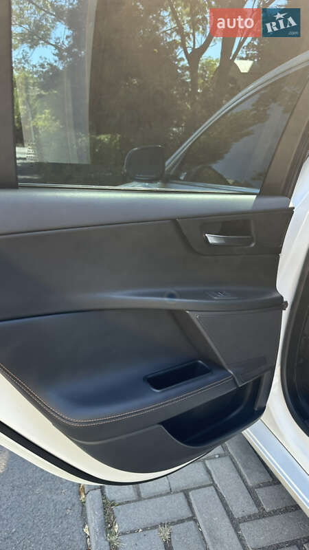 Седан Jaguar XE 2015 в Одесі