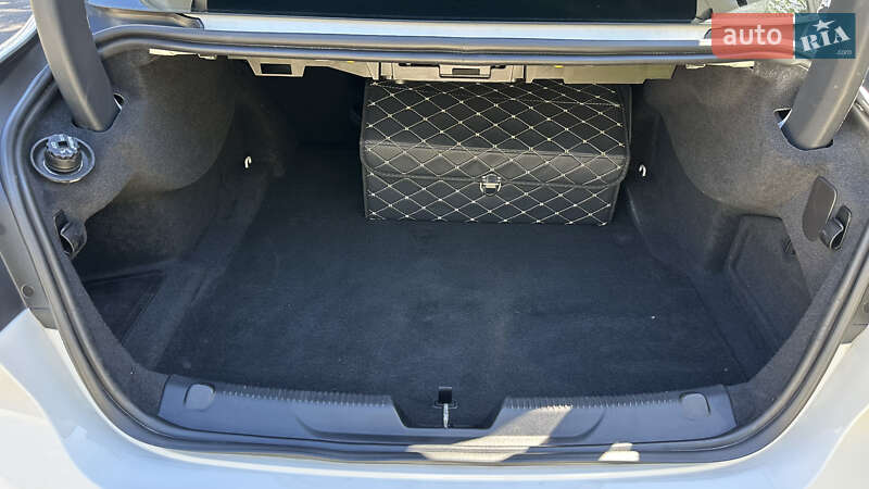 Седан Jaguar XE 2015 в Одесі