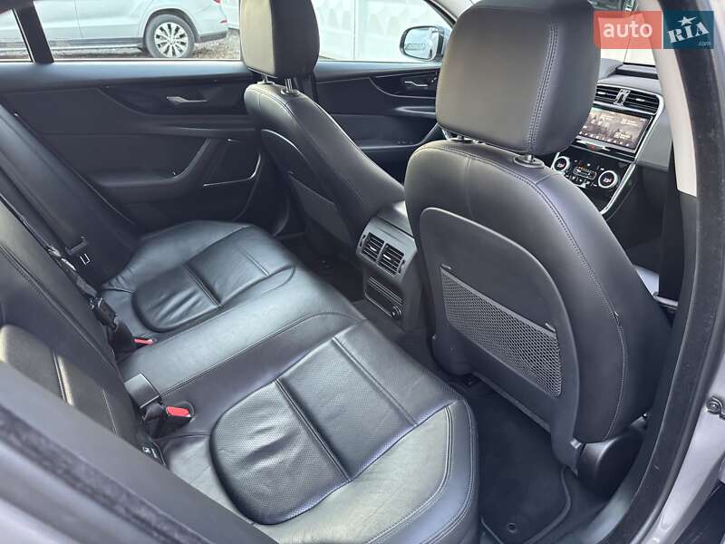 Седан Jaguar XE 2020 в Києві