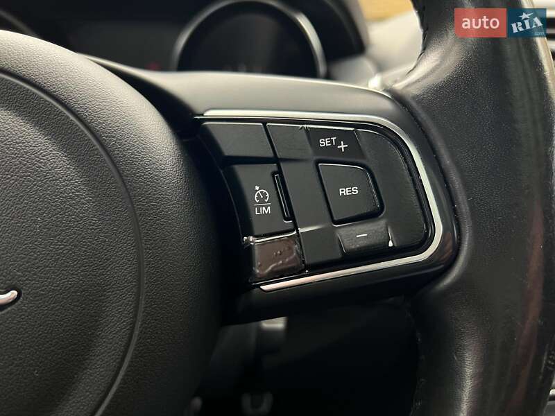 Седан Jaguar XE 2019 в Києві