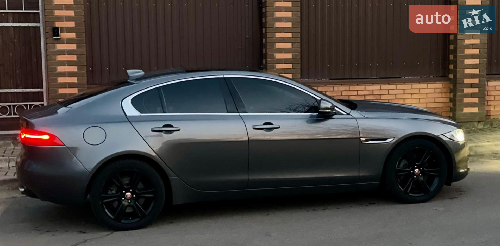 2019 Jaguar XE - мініатюра 2