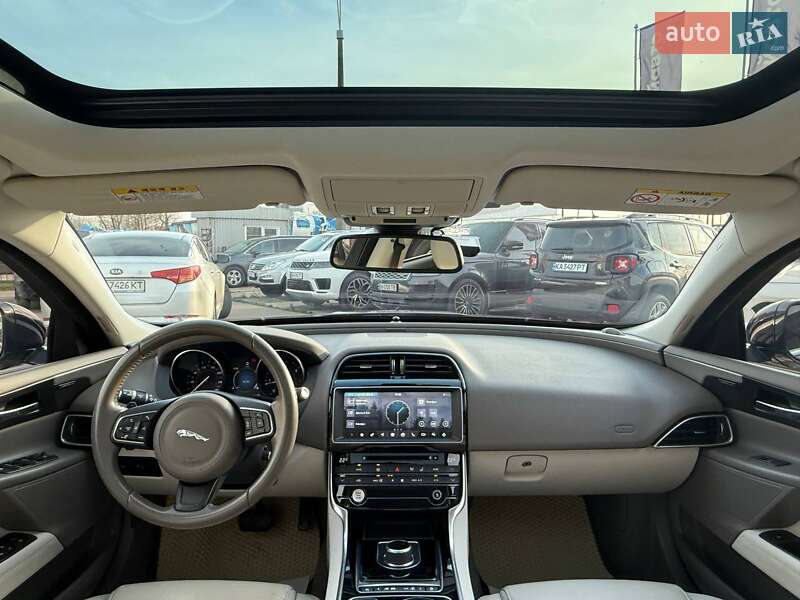 Седан Jaguar XE 2016 в Киеве