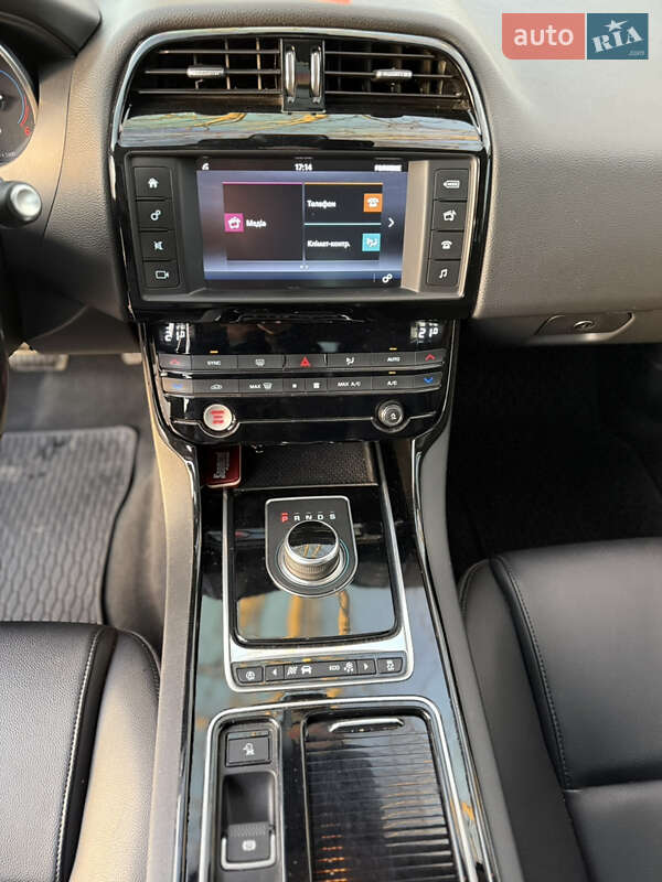 Седан Jaguar XE 2018 в Мукачевому