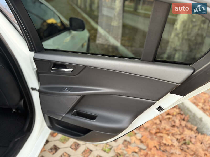 Седан Jaguar XE 2018 в Мукачевому