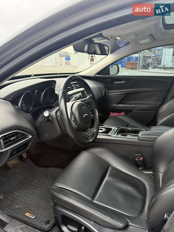 Седан Jaguar XE 2016 в Коломиї