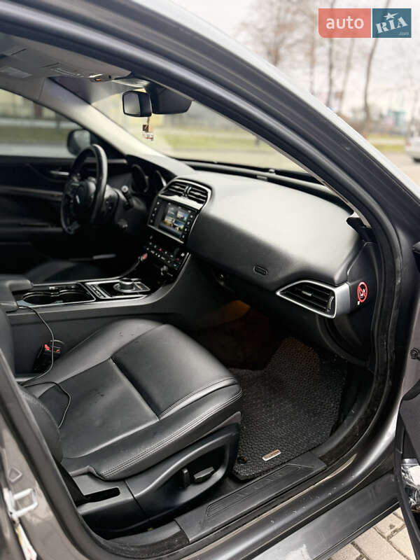 Седан Jaguar XE 2016 в Коломиї