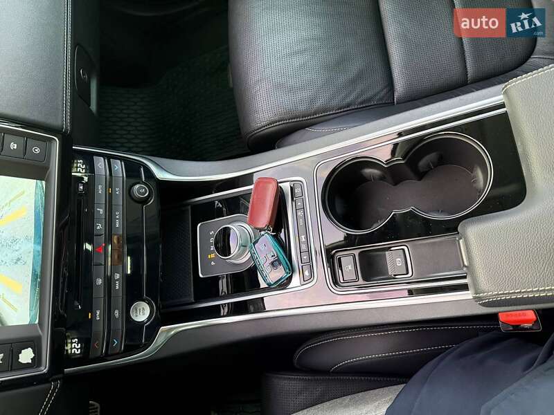 Седан Jaguar XE 2015 в Львове
