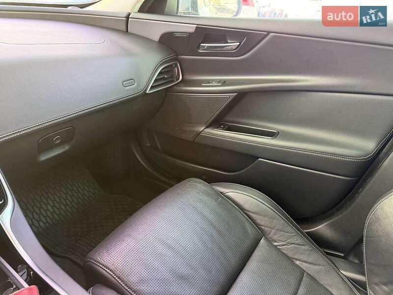 Седан Jaguar XE 2015 в Львове