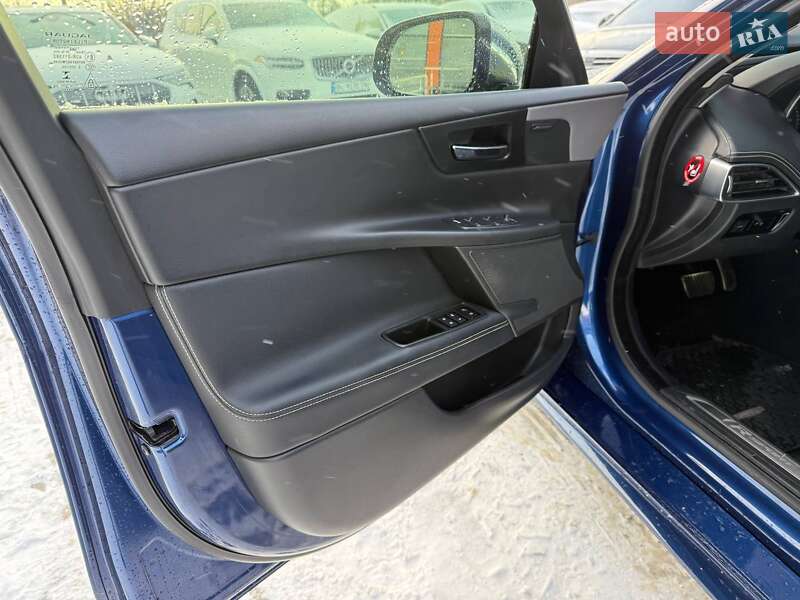 Седан Jaguar XE 2015 в Львове
