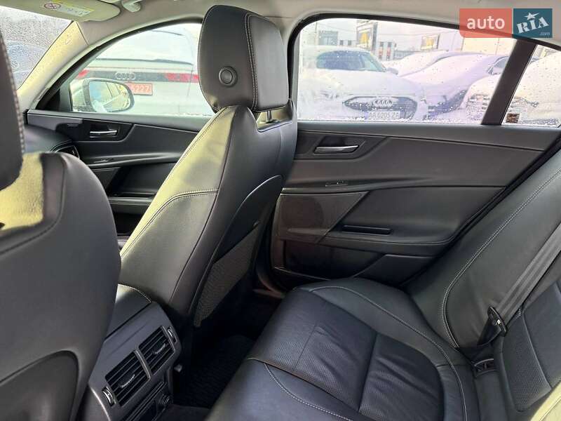 Седан Jaguar XE 2015 в Львове
