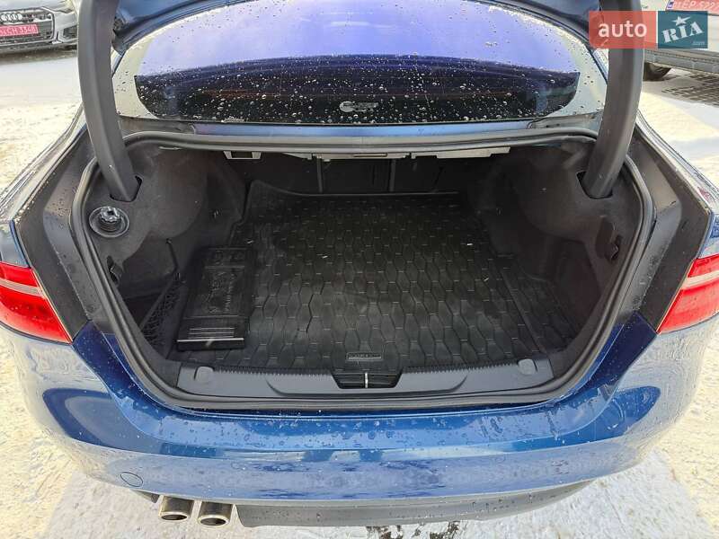 Седан Jaguar XE 2015 в Львове