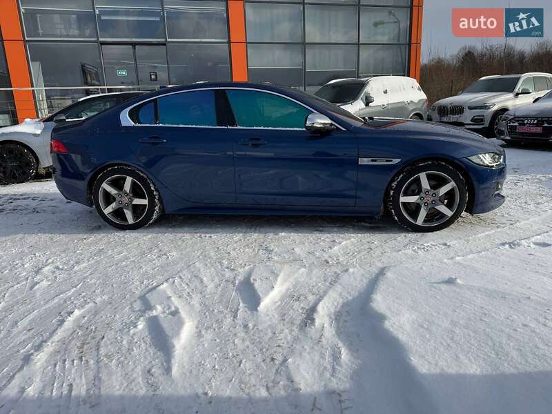 Седан Jaguar XE 2015 в Львове