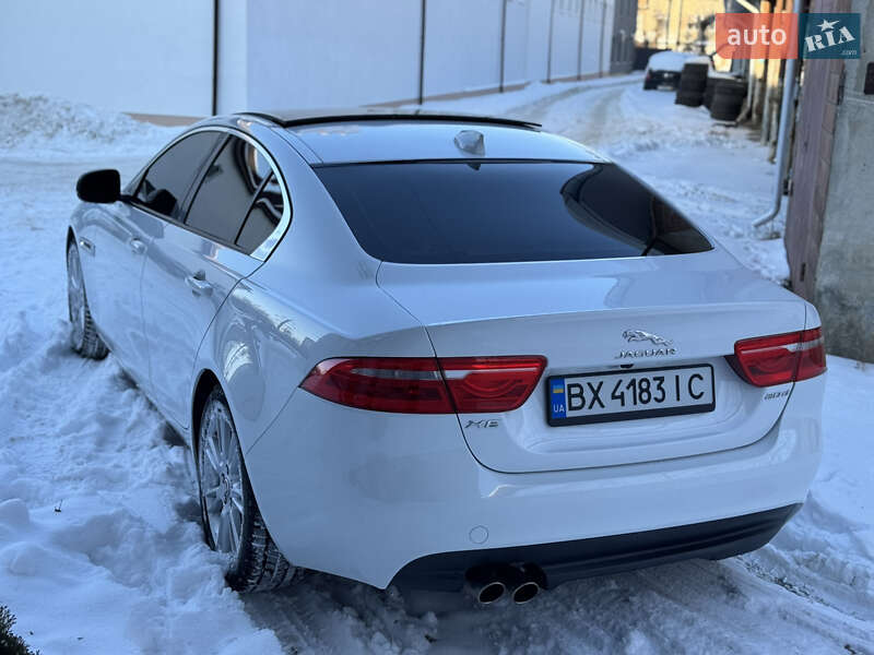 Седан Jaguar XE 2016 в Ивано-Франковске