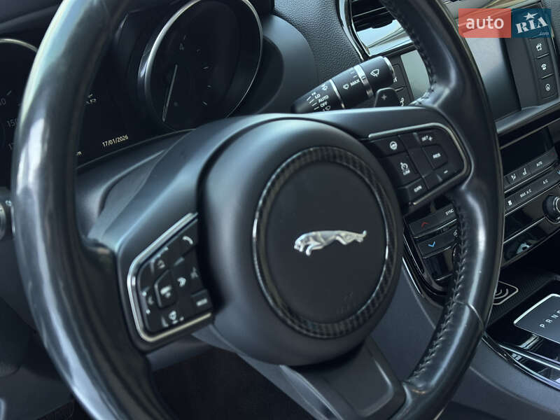 Седан Jaguar XE 2016 в Ивано-Франковске