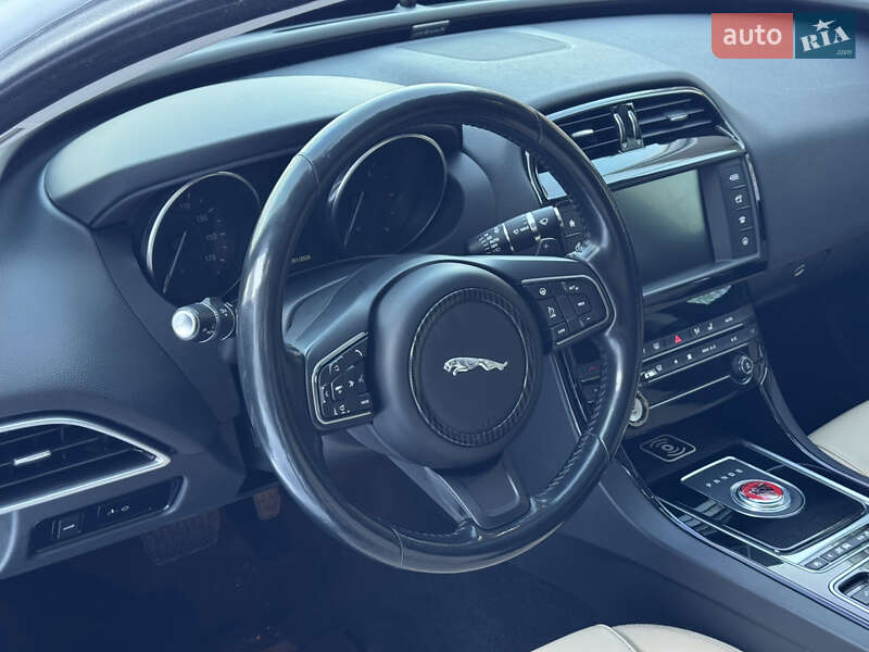 Седан Jaguar XE 2016 в Ивано-Франковске