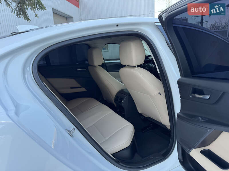 Седан Jaguar XE 2016 в Ивано-Франковске