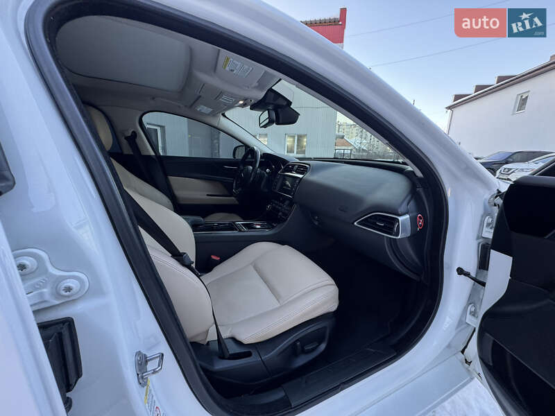 Седан Jaguar XE 2016 в Ивано-Франковске