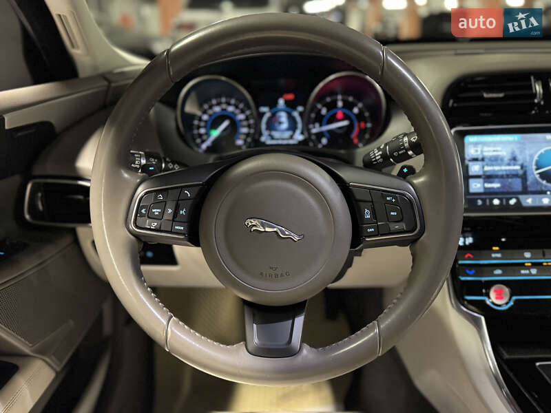Седан Jaguar XE 2016 в Києві