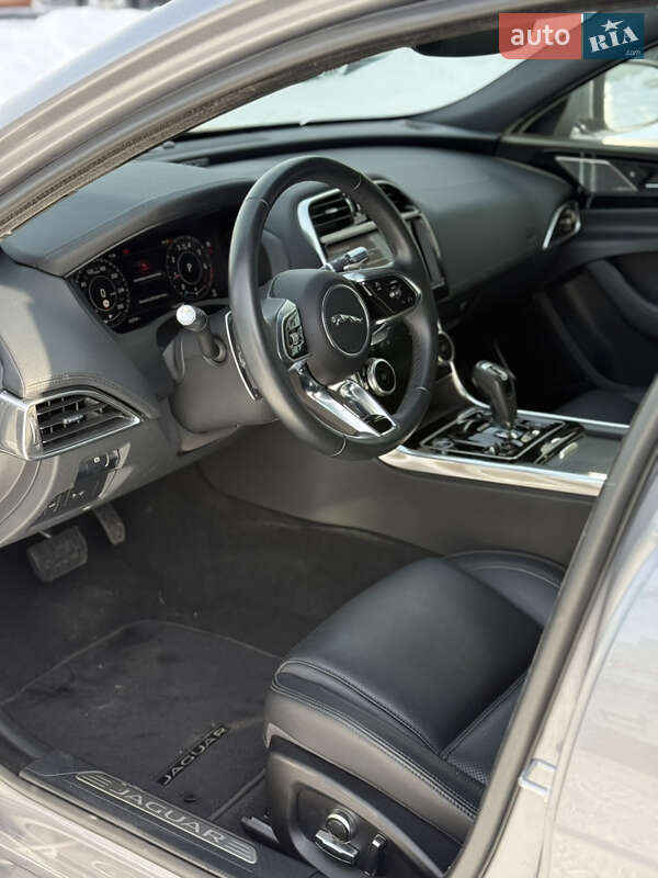 Седан Jaguar XE 2020 в Львове