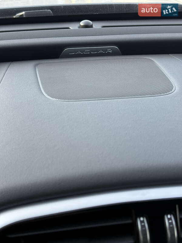 Седан Jaguar XE 2020 в Львове