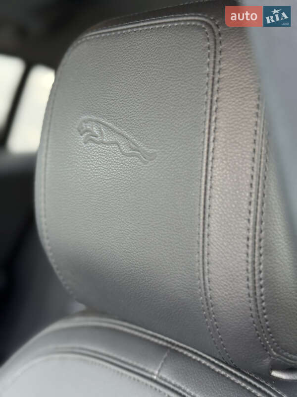 Седан Jaguar XE 2020 в Львове