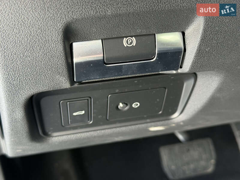 Седан Jaguar XE 2020 в Львове