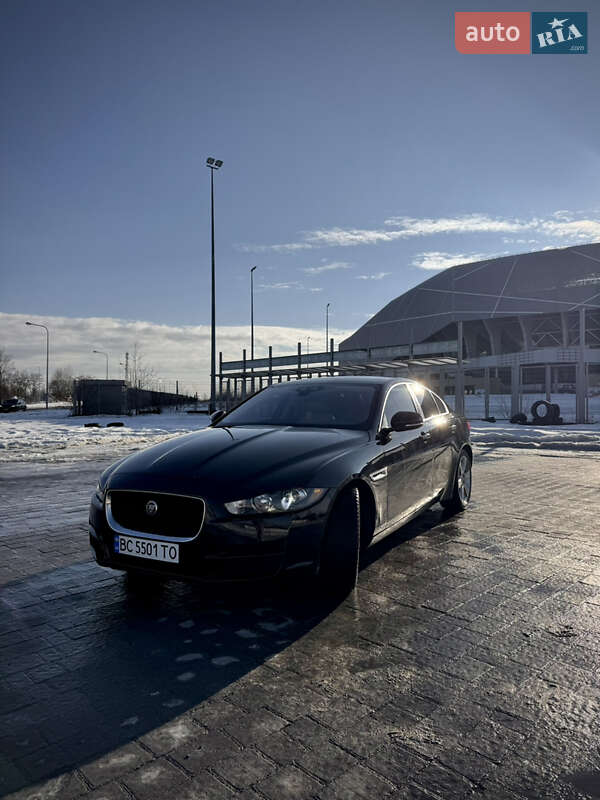 Седан Jaguar XE 2016 в Львове