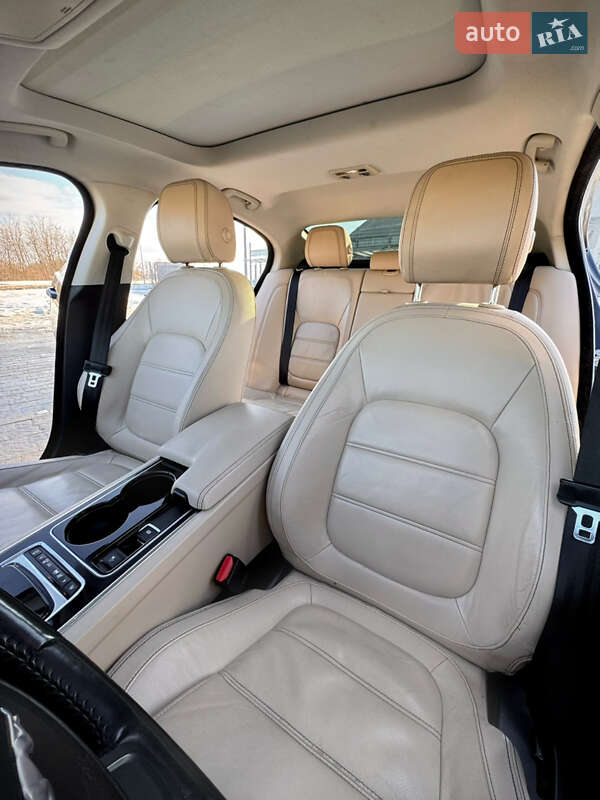 Седан Jaguar XE 2016 в Львове