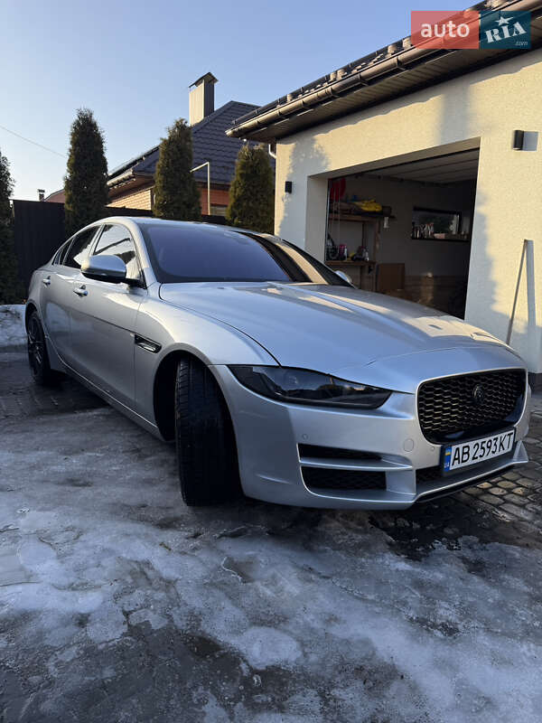 Седан Jaguar XE 2016 в Виннице