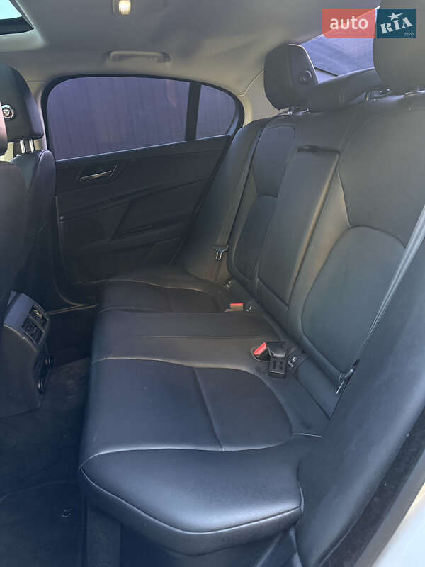 Седан Jaguar XE 2016 в Виннице