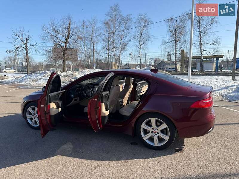 Седан Jaguar XE 2017 в Житомирі