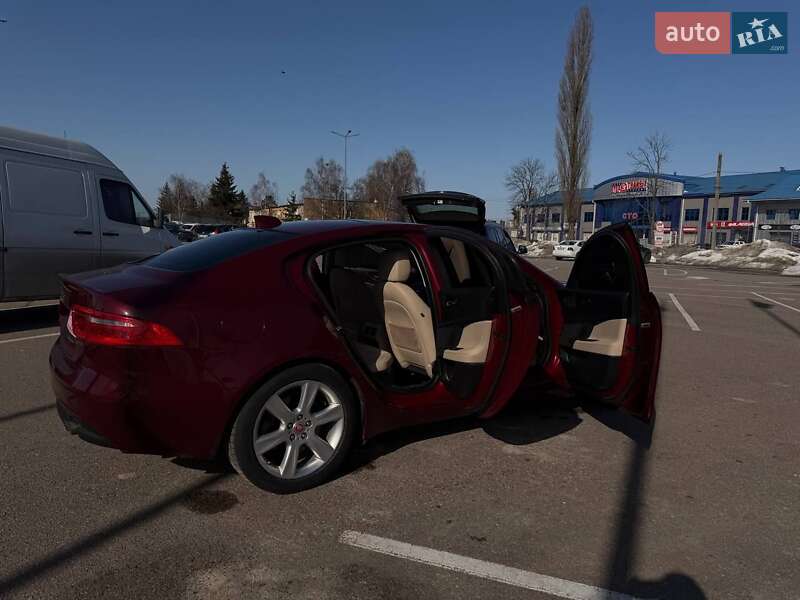 Седан Jaguar XE 2017 в Житомирі
