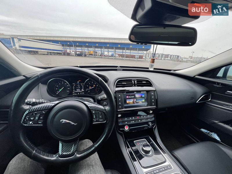 Седан Jaguar XE 2016 в Одесі