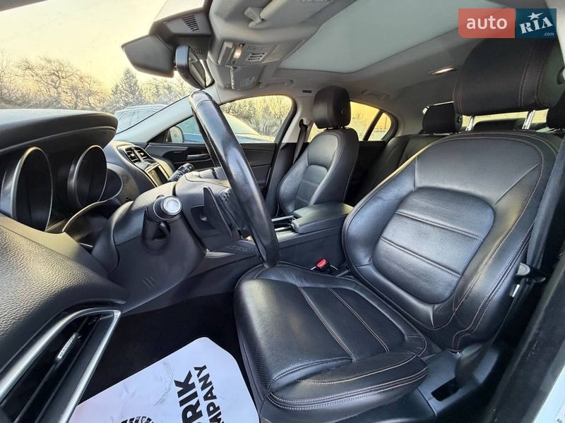 Седан Jaguar XE 2018 в Луцке