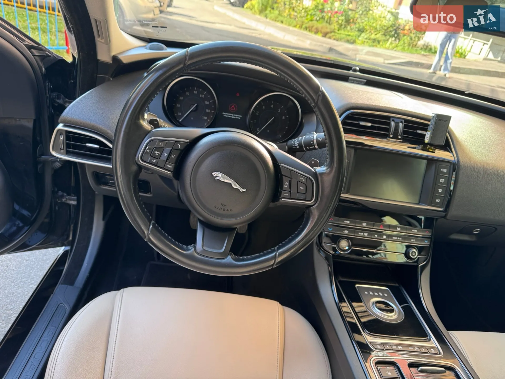 2017 Jaguar XE - мініатюра 11